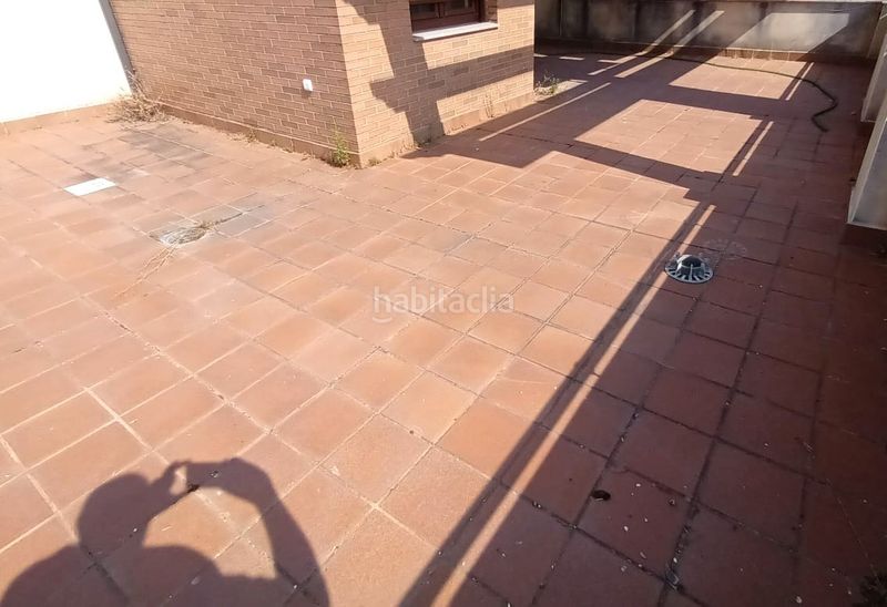 Foto 4d37f01b-bf28-4a90-a345-f54a5b5fd904. Casa aparellada amb aparcament a Sur Mérida