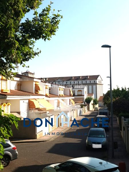 Foto fd809775-f646-437f-b3c9-b093c40f3f7e. Casa aparellada amb calefacció aparcament piscina a Mérida