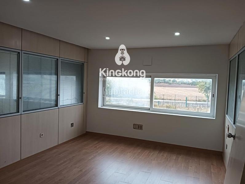 Foto 5ada1901-c70f-4dd8-9adc-db100ac24110. Lloguer nau industrial a Torres de la Alameda