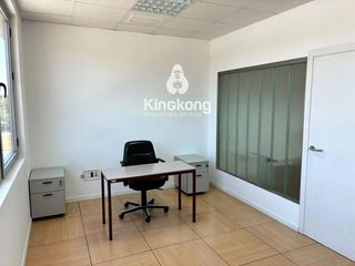 Bureau à Rivas Futura. En venta oficina con 2 plazas de garaje en centro de negocios en