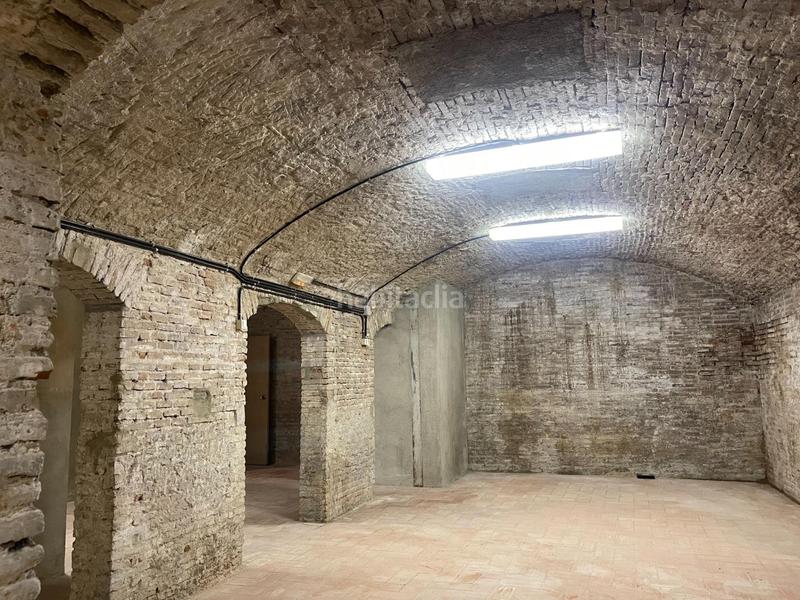 Foto f527442f-ab2d-4731-a95f-e6d38e6a4909. Local comercial a Raval Barcelona