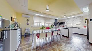 Casa  Calle caldes. Villa independiente con ascensor, jardín con piscina y múltiples