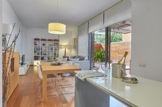 Planta baja  Carrer de cristóbal de moura. Propiedad con terraza y piscina en venta en poble nou