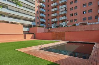 Planta baja  Carrer de cristóbal de moura. En venta poble nou  vivienda con piscina y jardín