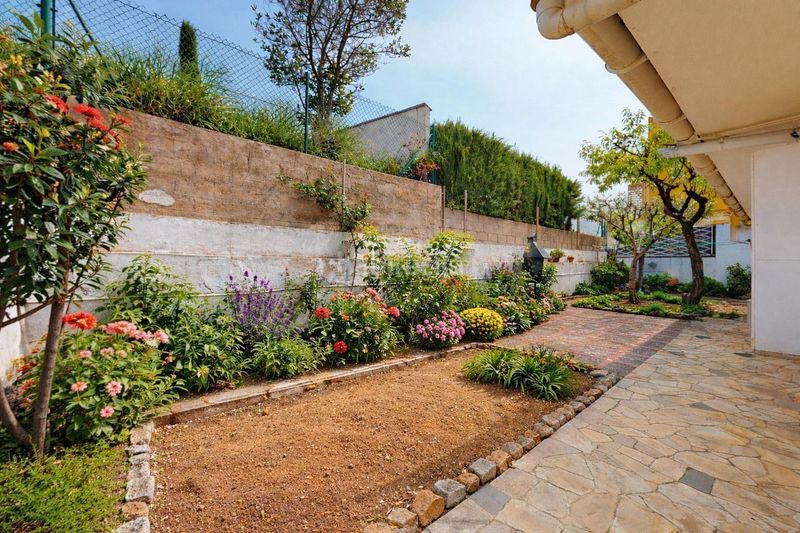 Foto cafe9cef-e79b-4012-a5ba-0c3f6f6e6f44. Casa amb calefacció aparcament a Alella