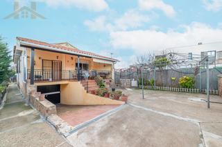 Chalet en Hispanoamrica-Comunidades. Chalet independiente en planta con piscina en una de las zonas m