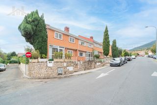 Maison jumelée à La Pizarra. Chalet pareado reformado en urbanización de san lorenzo del esco