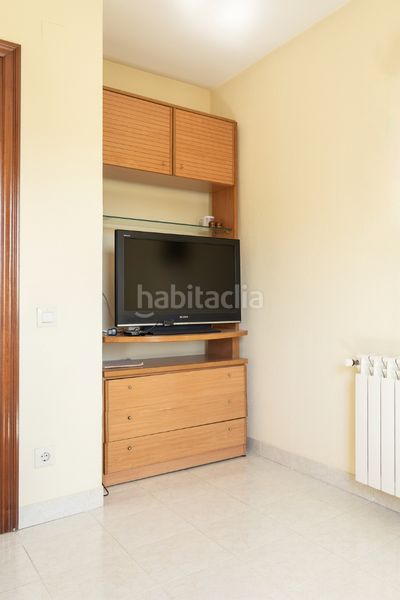Foto ac9f6602-f658-4f56-bd80-2ae2305b91a2. Chalet with fireplace heating parking in Abrera