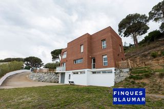Chalet en Arenys de Munt. Chalet con 5 habitaciones con parking, calefacción, vistas al ma