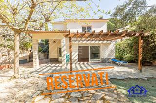 Casa a Arenys de Munt. Bonita torre con piscina rodeada de naturaleza