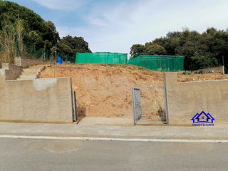 Terreny residencial a Urbanitzacions. Parcela en venta