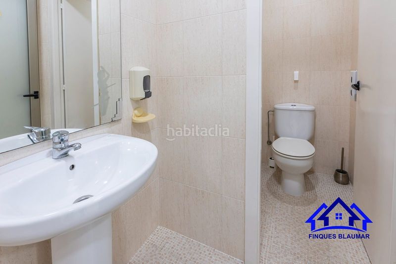 Foto 94d3c984-cfe1-4280-9623-0404d12ba250. Local comercial a Centre Arenys de Mar