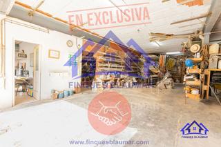 Local Comercial a Arenys de Munt. Local esquinero con garaje y con posibilidad de hacer una o dos
