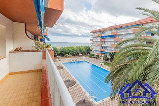 Appartement à Urbanitzacions. Piso con terraza, zona comunitaria y acceso a la playa