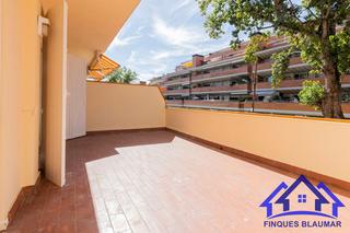 Apartamento en Urbanitzacions. Planta baja con gran terraza y vistas al mar