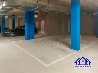 Aparcament cotxe a Urbanitzacions. Parquing zona colegio sinera