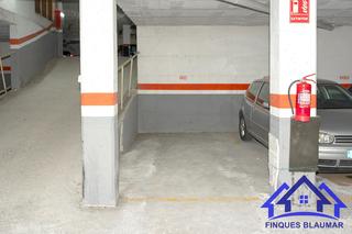 Aparcament cotxe a Centre. Plaza de parking en el centro