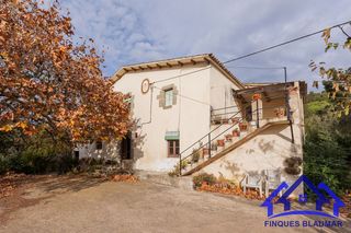 Masia a Sant Iscle de Vallalta. Exclusiva masía con fincas rústicas