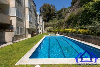 Pis a Centre. Exclusiva piso c�ntrico con parking y zona comunitaria con pisci