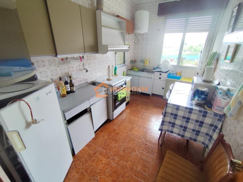 Foto bc34a885-2b1e-424a-932f-c1efad527632. Casa amb calefacció aparcament a Xunqueira de Ambía