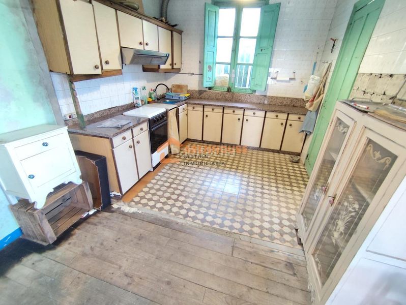 Foto 1b509b1f-38be-4668-a9c6-a365077cb7d4. Casa amb aparcament a Leiro
