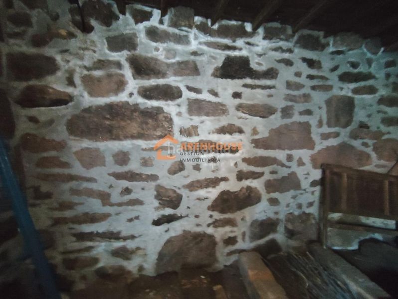 Foto 2f89227d-cbee-4193-8128-385d99ce9986. Casa amb aparcament a Leiro