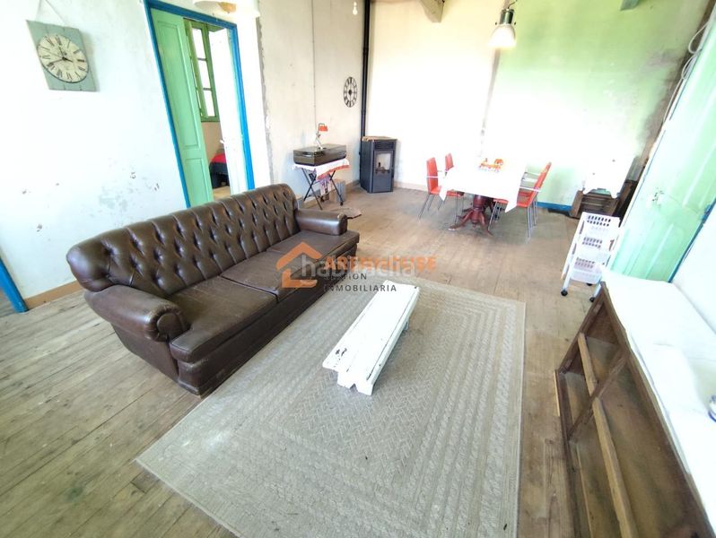 Foto 5301798d-11f6-4710-a425-fd9229044dfb. Casa amb aparcament a Leiro