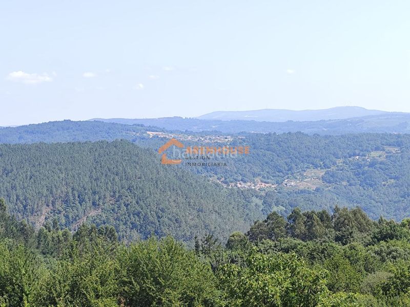 Foto cfea7c9b-79bd-4f36-a9cc-925a3e82d401. Casa amb aparcament a Leiro