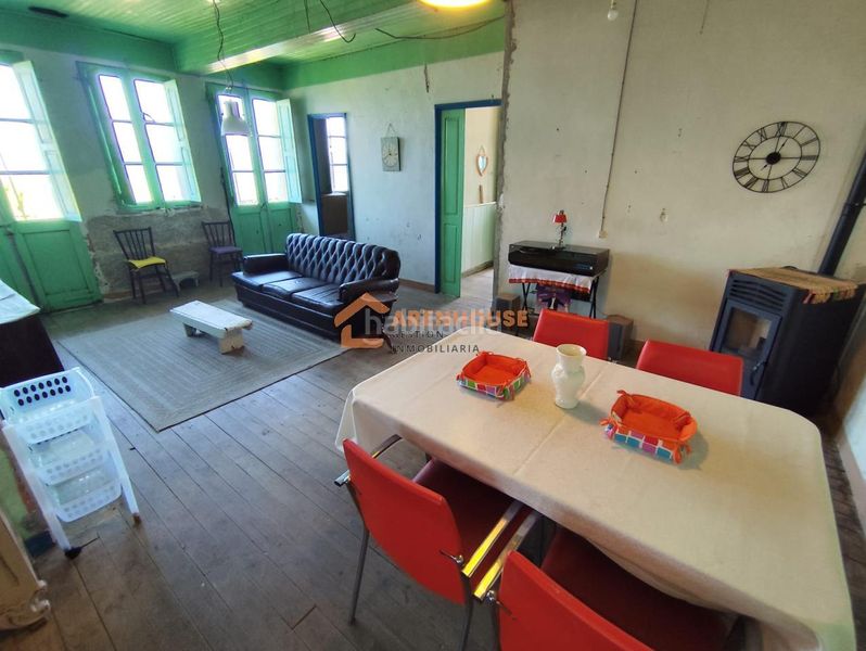 Foto e4554a70-f427-40ca-9faf-28c502666c74. Casa amb aparcament a Leiro