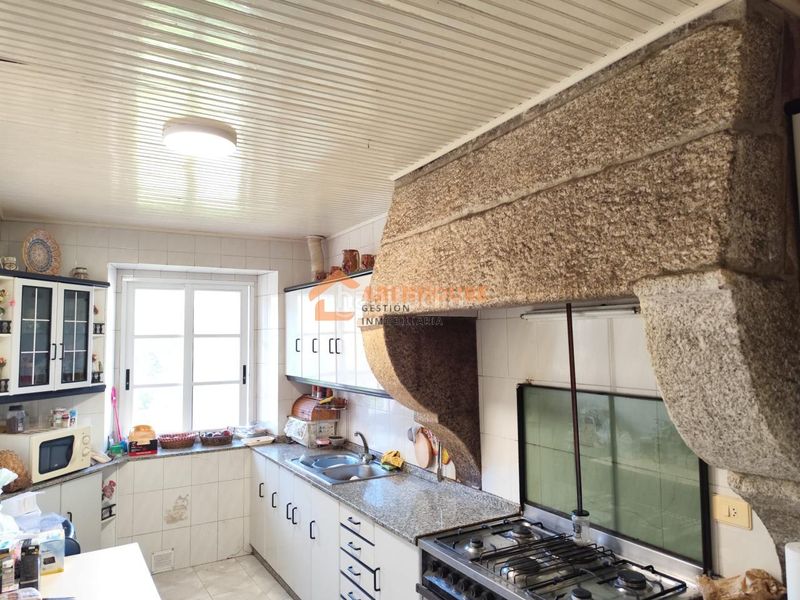 Foto c95e87cd-ce66-4662-9c02-c5285695152b. Casa amb calefacció aparcament a Leiro