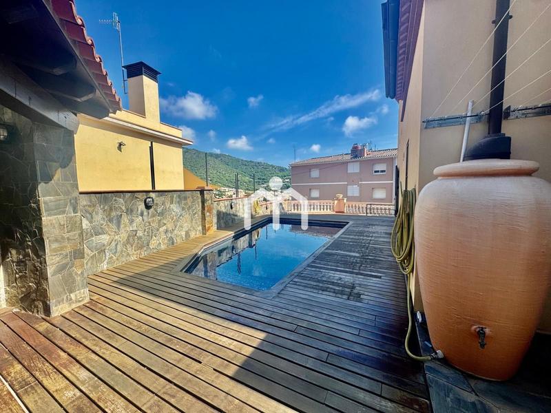 Foto 17dd53de-3393-42d3-ad0e-11cd3d183447. Casa con riscaldamento parcheggio piscina in Teià