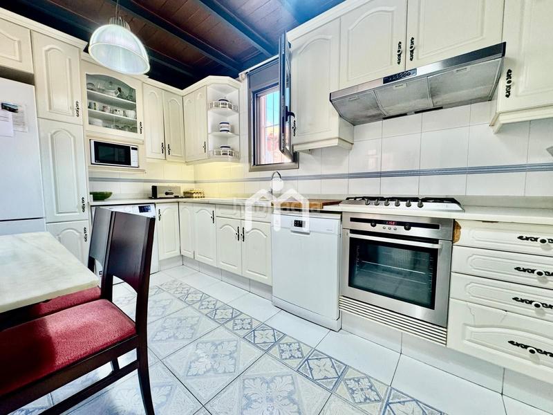 Foto d92068cd-a7f3-4c8c-aa2f-d9a9af298ec4. Casa con riscaldamento parcheggio piscina in Teià