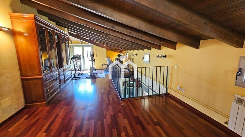 Foto e0e3bfbe-6e5f-456e-b0fe-78057993f8a5. Casa con riscaldamento parcheggio piscina in Teià