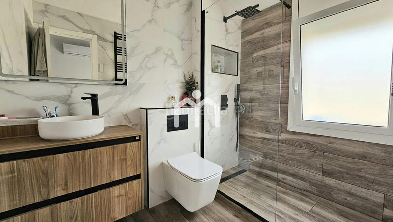 Foto b8279c5c-c5e7-4144-bec5-a9a445bc0f1a. Casa adosada  en Morera Badalona