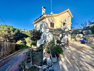 Casa a Urbanitzacions. Casa independiente con 4 habitaciones, 2 cuartos de baños, gran