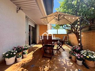 Piso en Montgat. Piso planta baja con terraza, piscina y parking en montgat