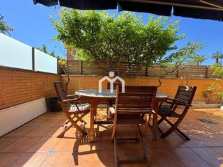 Pis a Montgat. Piso planta baja con terraza, piscina y parking en montgat
