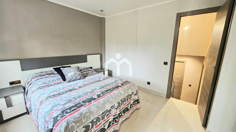 Foto bf90c734-1d9d-40ce-8a56-31e945a21b23. Casa adossada amb calefacció aparcament a Bufalà Badalona