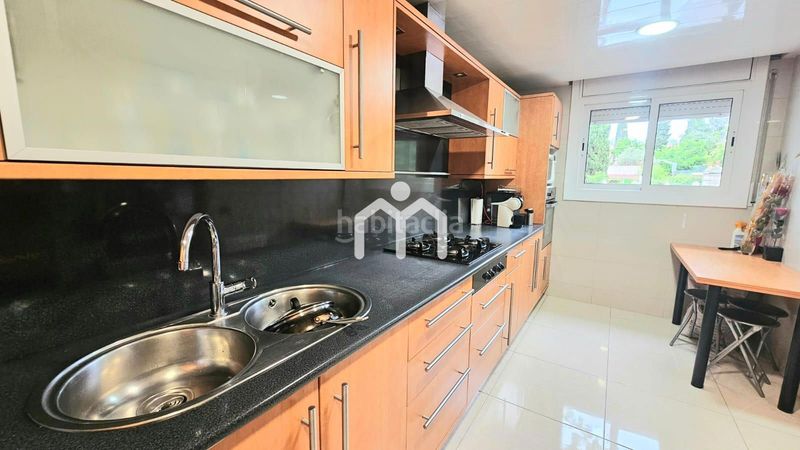Foto 5099829d-c106-4285-98be-805862ce01a0. Casa adossada amb calefacció aparcament a Bufalà Badalona