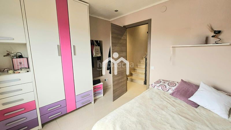 Foto 8f0f584e-b40f-4c6e-8704-99082b1c54c3. Casa adossada amb calefacció aparcament a Bufalà Badalona