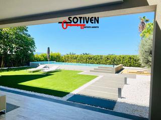 Xalet a La Caleta. Villa en venta en la caleta, 5 dormitorios.