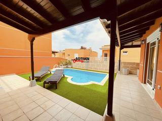 Rent Chalet in Los Cristianos. Villa en alquiler en los cristianos, 4 dormitorios.