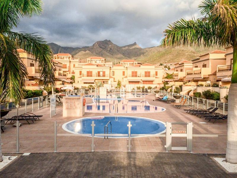 Foto 1c7b76ae-9e0f-4506-a924-3dd3c5f43c19. Semi detached house with parking pool in Playa del Duque Adeje