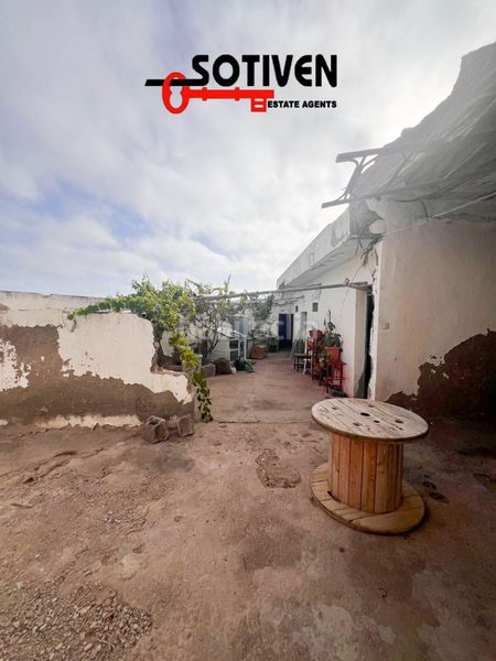 Foto 700b2c3a-53ca-4bc2-8391-2473f225b1f7. Casa amb aparcament a Arico