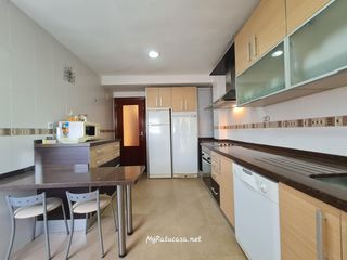 Rent Flat  Calle pdta luis de vicente. Para estudiantes. 3 dormitorios. piso compartido. junto a tráfic