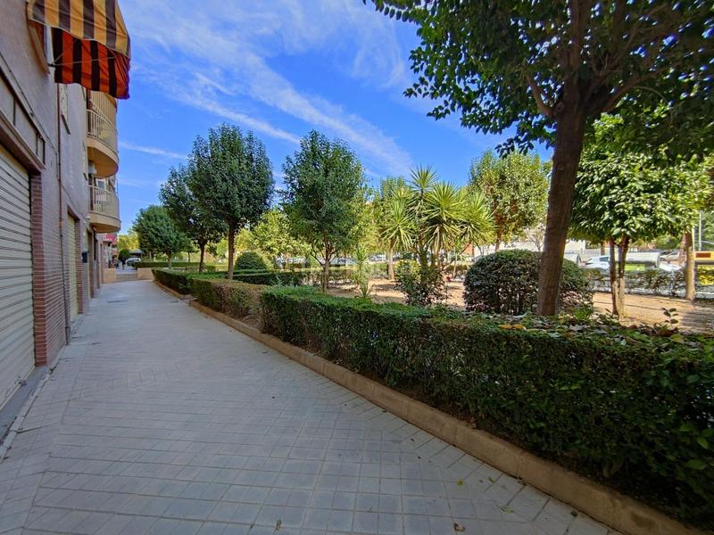 Foto f4784a77-0452-4d74-8092-ed38b58fd051. Lloguer local comercial a avenida Joaquina Eguaras a Granada