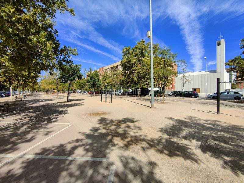 Foto f7bbbad2-3392-4e73-bbcb-b365a5bc5c79. Lloguer local comercial a avenida Joaquina Eguaras a Granada