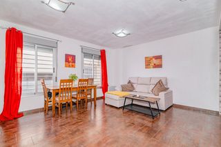 Piso en Albolote. Acogedor piso de 1 habitación con patio privado y piscina