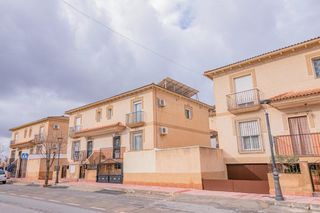 Maison jumelée à Carretera illora 35. Casa familiar con gran patio, placas solares y cochera doble en