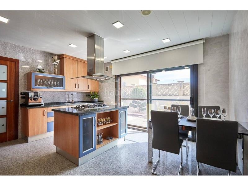 Foto ab324009-f77d-4528-aab8-b5107f348b87. Haus mit heizung parking pool in Mas Ram Badalona